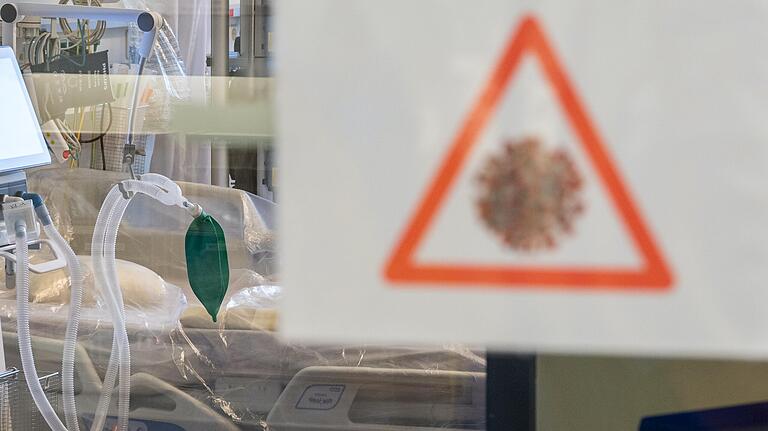 Die bayerischen Krankenhäuser haben eine Notfallreserve von 1159 weiteren Intensivbetten gemeldet, die bei Bedarf aufgestellt werden könnten. Allerdings müssten dafür aufschiebbare Behandlungen anderer Patienten zurückgestellt werden. Die bayerischen Krankenhäuser haben eine Notfallreserve von 1159 weiteren Intensivbetten gemeldet, die bei Bedarf aufgestellt werden könnten. Allerdings müssten dafür aufschiebbare Behandlungen anderer Patienten zurückgestellt werden. 