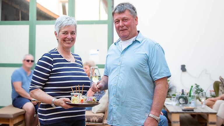 Angelika und Theo Körber sind gerne Gastgeber in der eigenen Heckenwirtschaft – und das nun schon seit über 30 Jahren.