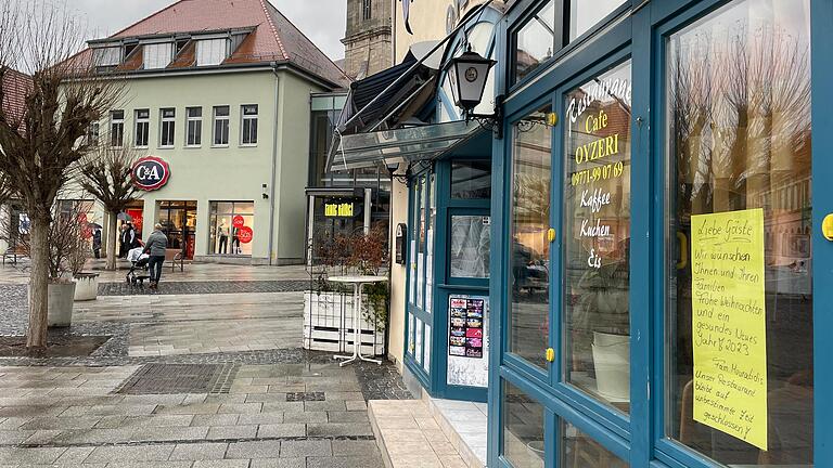 Das Restaurant und Café Oyzeri befindet sich am oberen Marktplatz von Bad Neustadt. Ebenso wie die Tante Bärbel (Bildmitte) ist das Lokal derzeit nicht geöffnet.