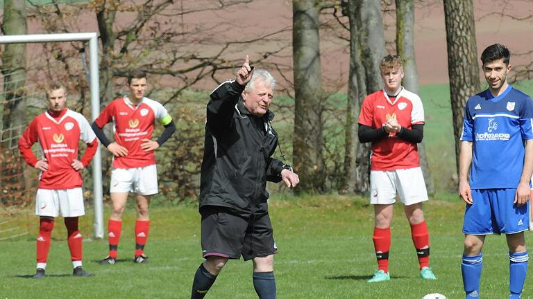 Ohne die älteren Schiedsrichter (im Bild: Martin Schneider) wäre die Situation im Fußballkreis Rhön noch angespannter. - Ohne die älteren Schiedsrichter (im Bild: Martin Schneider) wäre die Situation im Fußballkreis Rhön noch angespannter. Ohne die älteren Schiedsrichter (im Bild: Martin Schneider) wäre die Situation im Fußballkreis Rhön noch angespannter. - Ohne die älteren Schiedsrichter (im Bild: Martin Schneider) wäre die Situation im Fußballkreis Rhön noch angespannter.
