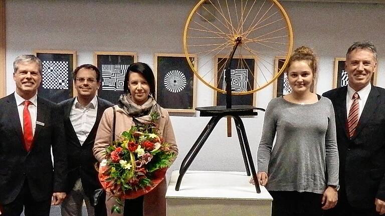 Kunstwerke der Schüler des Münsterschwarzacher Egbert-Gymnasiums sind in der Hauptgeschäftsstelle der Sparkasse Kitzingen ausgestellt. Das Foto zeigt von links: Christian Blachnik (Sparkasse), die Kunstlehrer Matthias Held und Tanja Seger, Schülerin Antonia Greger und Hermann Hadwiger (Sparkasse).