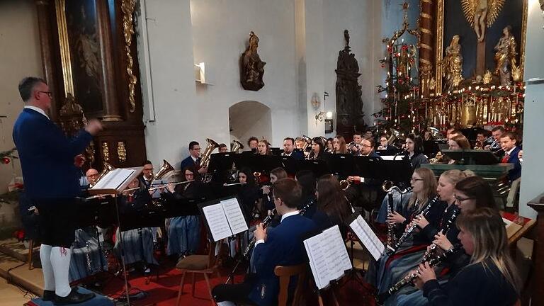 Ein beeindruckendes Bild und Konzert boten die vielen Musiker des Musikvereins Hohenroth  beim Dreikönigskonzert in der Klosterkirche am Kreuzberg. Foto: Marion Eckert       -  Ein beeindruckendes Bild und Konzert boten die vielen Musiker des Musikvereins Hohenroth  beim Dreikönigskonzert in der Klosterkirche am Kreuzberg. Foto: Marion Eckert