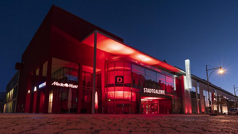 Am Montag leuchtete die Stadtgalerie rot, als mahnendes Zeichen für die schwierige, existenzbedrohende Lage der Händler und für eine schnelle Wiedereröffnung der Geschäfte. Das Center beteiligte sich damit an der bundesweit durchgeführten Lichtaktion der Initiative "Das Leben gehört ins Zentrum". Am Montag leuchtete die Stadtgalerie rot, als mahnendes Zeichen für die schwierige, existenzbedrohende Lage der Händler und für eine schnelle Wiedereröffnung der Geschäfte. Das Center beteiligte sich damit an der bundesweit durchgeführten Lichtaktion der Initiative "Das Leben gehört ins Zentrum".