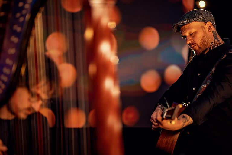 Singer- und Songwriter Matze Rossi zusammen mit Anton Mangold an der Harfe beim 'honky tonk unplugged'. Singer- und Songwriter Matze Rossi zusammen mit Anton Mangold an der Harfe beim 'honky tonk unplugged'.