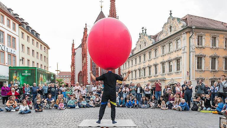 Zahlreiche Straßenkünstler und -musikerinnen treten am Wochenende in der Würzburger Innenstadt beim Stramu auf.