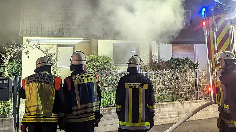 Starker Rauch hat sich am frühen Mittwochmorgen wegen eines Küchenbrands in der Kitzinger Siedlung entwickelt. Die Feuerwehren aus Kitzingen und Sickershausen löschten den Brand.