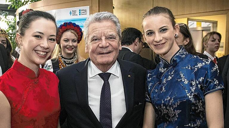 Erinnerungsfoto: Gerne ließ sich Bundespräsident Joachim Gauck mit den Würzburger Musikstudentinnen Nina Scheidmantel (links) und Samira Spiegel fotografieren.