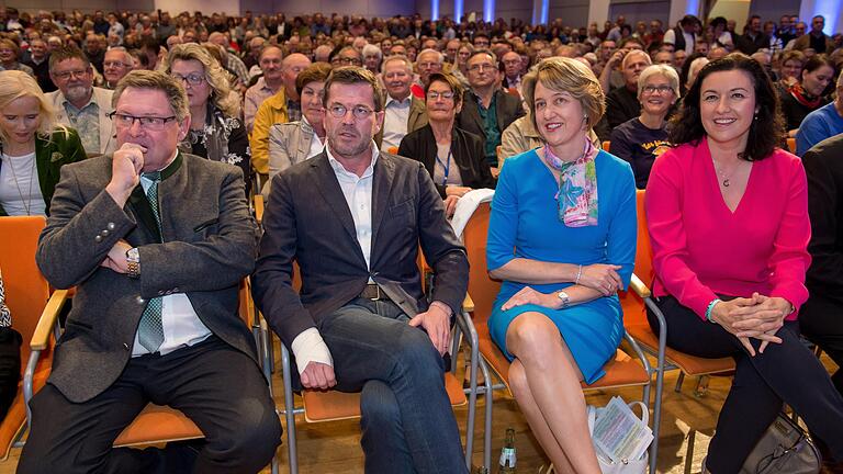 Der Name zieht noch: Karl-Theodor zu Guttenberg mit MdL Gerhard Eck (links) und den MdB Anja Weisgerber und Dorothee Bär vor vollem Haus im Schweinfurter Konferenzzentrum. Foto: Anand Anders