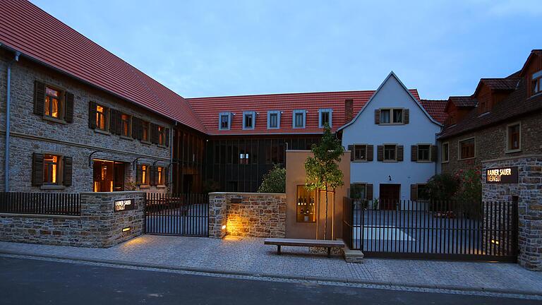 Das Weingut von Rainer Sauer in der Bocksbeutelstraße in Escherndorf wurde denkmalgerecht saniert. Jetzt präsentiert es sich als stimmiges, einladendes Ensemble mitten im Winzerort.