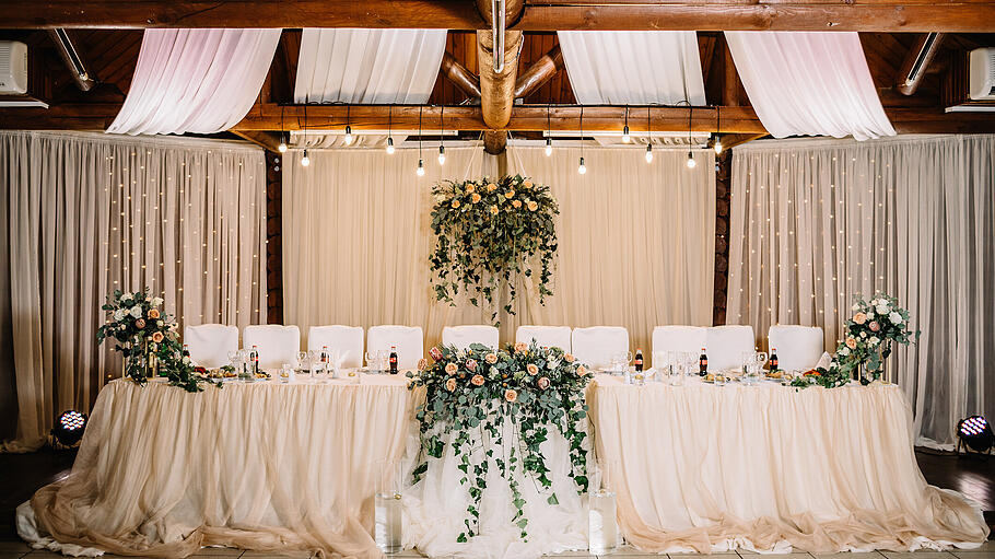 Hochzeitslocation       -  Erdige Töne wie beige oder toffee machen eine Hochzeit im Wüstenblumen-Stil aus.