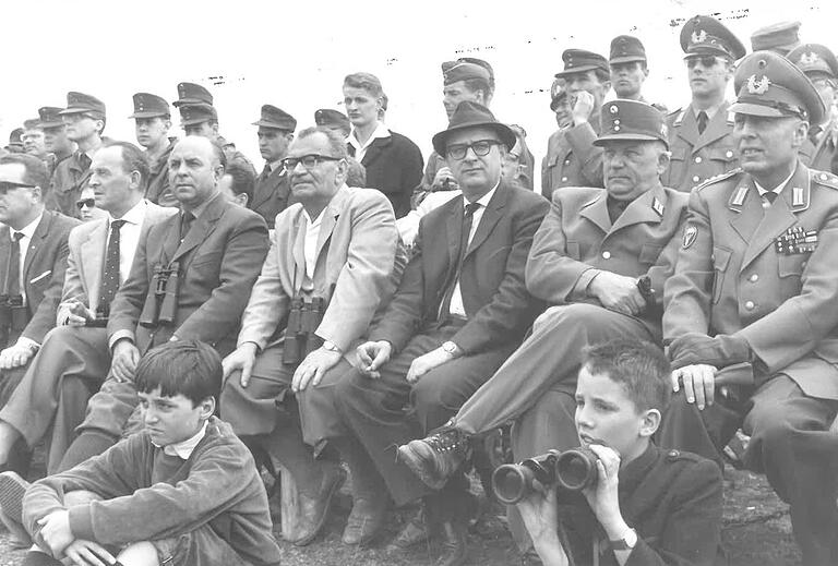 Bundestagsabgeordneter Werner Kubitza (Dritter von rechts, mit Hut) bei einer Gefechtsübung der unterfränkischen Panzergrenadierbrigade 35 auf dem Truppenübungsplatz Hammelburg (undatiertes Archivfoto). Bundestagsabgeordneter Werner Kubitza (Dritter von rechts, mit Hut) bei einer Gefechtsübung der unterfränkischen Panzergrenadierbrigade 35 auf dem Truppenübungsplatz Hammelburg (undatiertes Archivfoto).