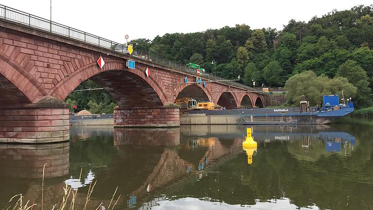 Auf dem Boot steht der Bagger, auf der Brücke wird der Beton gemischt: Die Arbeiten an der Alten Mainbrücke in Marktheidenfeld waren am Freitag in vollem Gange.