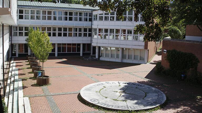 Bei den Schulen, für die die Stadt als Sachkostenträger verantwortlich ist – im Bild das Walther-Rathenau-Gymnasium und Realschule – wurde wegen der Corona-Pandemie im Haushalt 2021 bei der Schulausstattung gekürzt.