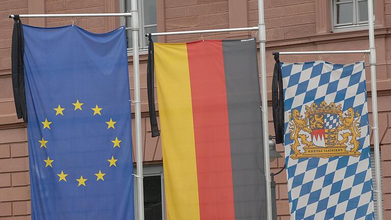 Aus Anlass der Erdbebenkatastrophe in der Türkei und in Syrien ist für alle staatlichen Dienstgebäude in Bayern für Freitag, den 10. Februar 2022, Trauerbeflaggung angeordnet. (Symbolbild) Aus Anlass der Erdbebenkatastrophe in der Türkei und in Syrien ist für alle staatlichen Dienstgebäude in Bayern für Freitag, den 10. Februar 2022, Trauerbeflaggung angeordnet. (Symbolbild)