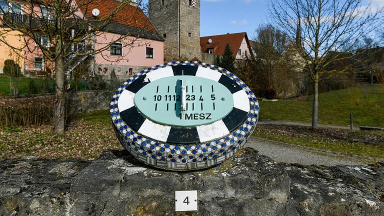 Sonnenuhren unterschiedlichster Konzeption findet man auf dem Sonnenuhrenweg in Röttingen.