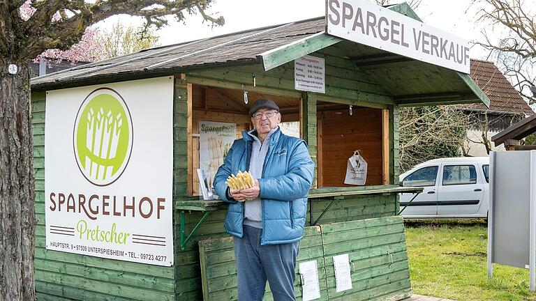 Peter Luff steht vor seinem Verkaufsstand und präsentiert den weißen Spargel der Familie Pretscher. Peter Luff steht vor seinem Verkaufsstand und präsentiert den weißen Spargel der Familie Pretscher.