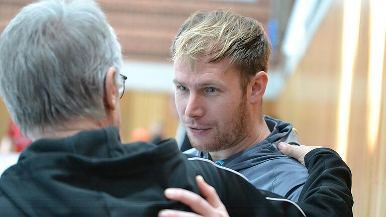 Organisation Helmut Bolldorf (links) im Gespräch mit dem Trainer des SC Heerenveen. Organisation Helmut Bolldorf (links) im Gespräch mit dem Trainer des SC Heerenveen.