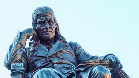 Der &bdquo;Weltpoet Friedrich Rückert&ldquo; erhielt 1890 in seiner Geburtsstadt Schweinfurt ein Denkmal. Es befindet sich auf dem Marktplatz.