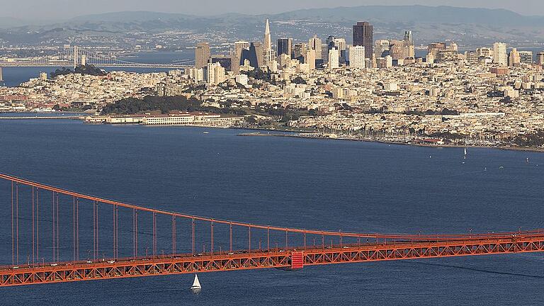 USA California San Francisco skyline and Golden Gate Bridge seen from Hawk Hill PUBLICATIONxINxGE       -  San Francisco, eine Stadt mit magischer Anziehungskraft: vorne die Golden Gate Bridge, dahinter die City und die berühmte Bucht.