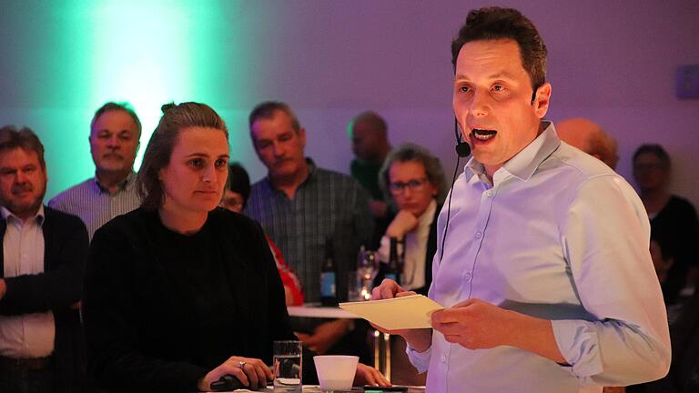 Mario Paul sucht auf verschiedenen Wegen den Kontakt zu den Lohrer - und wurde dafür in der Vergangenheit scharf kritisiert vom Stadtrat. Das Foto zeigt ihn bei einer Wahlveranstaltung 2020 mit Fußbal.profi Nadine Angerer.
