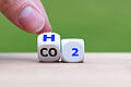 Wasserstoff&nbsp; (H2) ist sauber, mittlerweile sicher beherrschbar und nahezu unbegrenzt verfügbar. Und wasserstoffbetriebene Fahrzeuge emittieren kein Kohlendioxid (CO2 ). Er ist deshalb ein zentraler Energieträger der Zukunft.