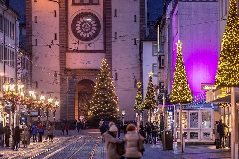 Am Weihnachtsbaum vor dem Würzburger Dom hingen Wunschkärtchen von siebzig alleinstehenden Bewohnerinnen und Bewohnern von Senioreneinrichtungen. Passanten nahmen sie mit und erfüllten sie.