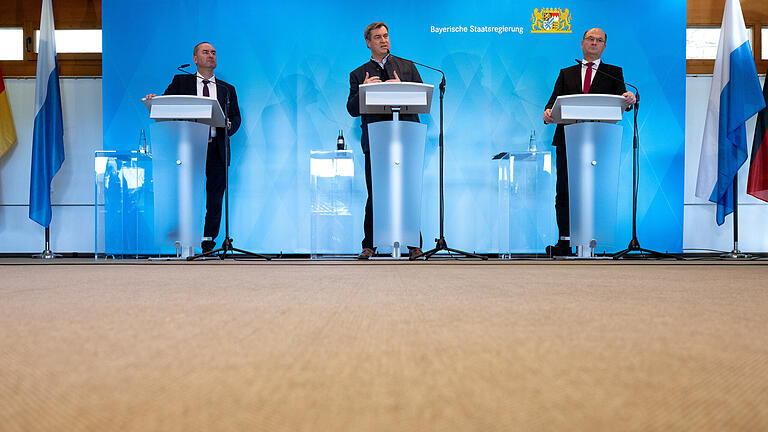 Haushaltsklausur des bayerischen Kabinetts.jpeg       -  Wirtschaftsminister Hubert Aiwanger (Freie Wähler), Ministerpräsident Markus Söder (CSU) und Finanzminister Albert Füracker (CSU) nehmen nach der Haushaltsklausur des bayerischen Kabinetts am Tegernsee Stellung zu ihren Beschlüssen.