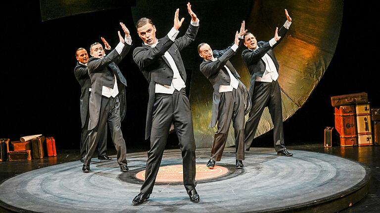 Als erste 'unseriöse' Gruppe schaffen es die Comedian Harmonists 1932 in die Berliner Philharmonie. Doch der Höhenflug wird bald enden.