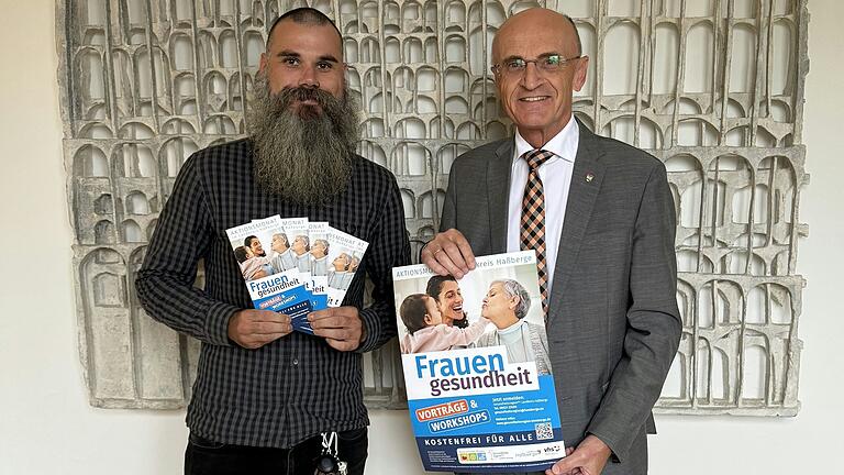 Benjamin Herrmann, Geschäftsstellenleiter der Gesundheitsregionplus Haßberge, und Landrat Wilhelm Schneider werben für den Aktionsmonat 'Frauengesundheit' und hoffen auf zahlreiche Teilnehmerinnen.