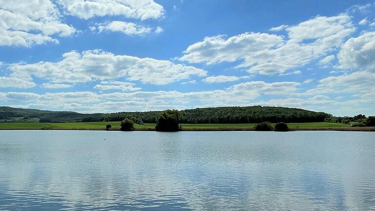 Die Flächen ab dem Ufer des Neuen Sees bis zum Wald am Mahlholz (rechts oberhalb des Gewässers) und links davon in Richtung Waldesruh waren für den Großsolarpark vorgesehen. Die Flächen ab dem Ufer des Neuen Sees bis zum Wald am Mahlholz (rechts oberhalb des Gewässers) und links davon in Richtung Waldesruh waren für den Großsolarpark vorgesehen.