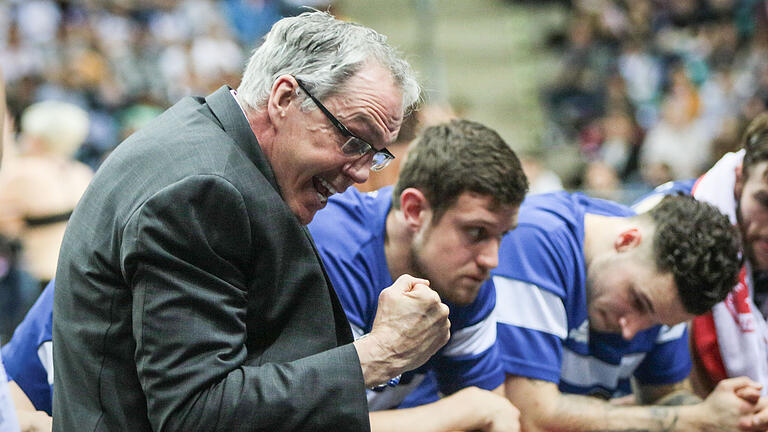 Skyliners Frankfurt - ALBA Berlin       -  Frankfurts Trainer Gordon Herbert (links) in einer Auszeit.