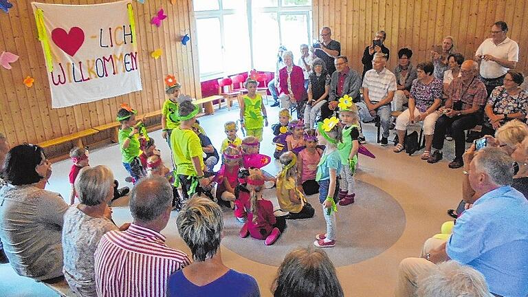 150 Großeltern in Albertshöfer Kindergarten       -  An vier Vormittagen wurden die Großeltern aller Kinder mit liebevoll gestalteten Einladungen ins &bdquo;Haus für Kinder&ldquo; eingeladen.  Rund 150 Großeltern folgten laut einer Pressemitteilung des Kindergartens der Einladung. Sie bewunderten die Kinder bei ihren Liedern und Kreisspielen aus dem Krippenalltag, erlebten spannendes &bdquo;Rund ums Herz&ldquo; mit neuen und alten Spielen bei den Igelkindern, bestaunten die Aufführung &bdquo;Die Blume im Garten&ldquo; der Mäusegruppe und erfreuten sich an der Klanggeschichte &bdquo;Wie klingt der Sommer&ldquo; der Käferkinder.  Am Ende wagten sie noch ein flottes Tänzchen zu dem Lied &bdquo;Liebe Oma tanz mit mir&ldquo;. Nach den Darbietungen der Kinder hatten sich Groß und Klein eine kühle Erfrischung mit selbst gemachter Bowle verdient.