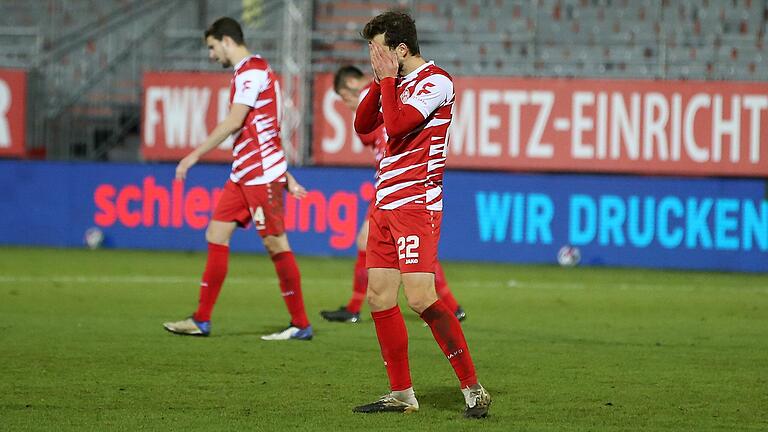 Am Freitagabend herrschte bei den Würzburger Kickers (hier Daniel Hägele) Verzweiflung. Im Kampf um den Klassenerhalt fühlte sich das 0:0 gegen Braunschweig wie eine Niederlage an.