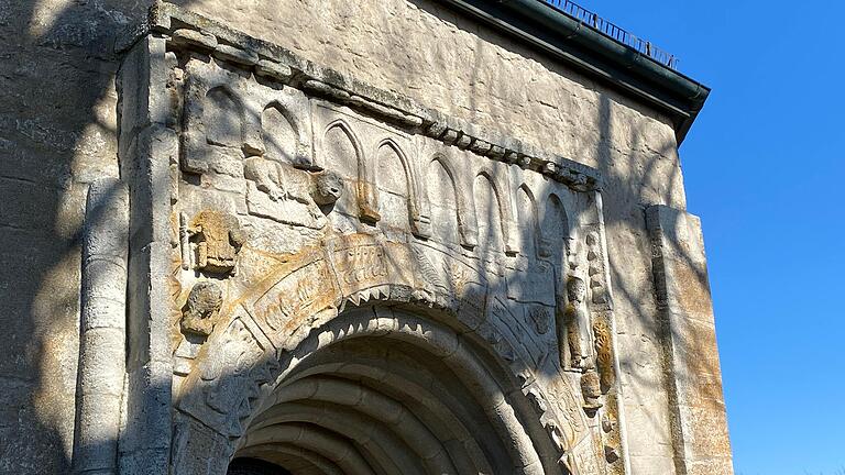 Längst nicht vollständig entschlüsselt sind die Reliefs am Portal der spätromanischen Sigismundkapelle bei Oberwittighausen.&nbsp;