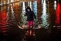 Wismar.jpeg       -  Eine Frau watet durch das Hochwasser am Stadthafen von Wismar.