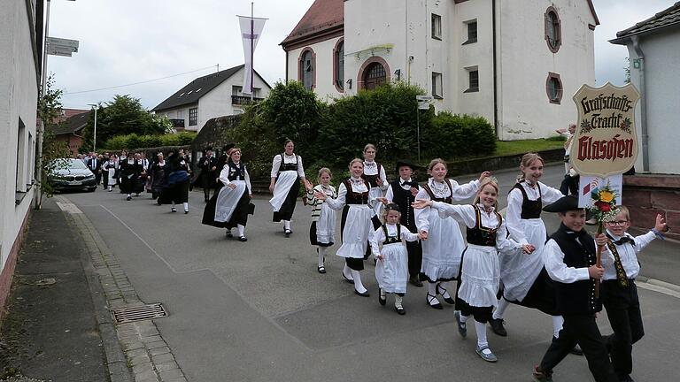 Zwanzig Gruppen, darunter mehrere Kapellen und die Grafschaftstrachtengruppe 'Die Glasf'lder' (Foto), nahmen am prächtigen Festzug durch den Stadtteil Glasofen teil.