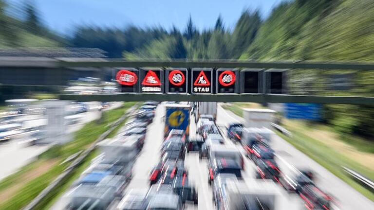 Alle Jahre wieder: Dichter Verkehr schiebt sich über die A8 in Richtung Salzburg und Brenner-Autobahn. Auf Bayerns Straßen staut sich der Verkehr, da am Wochenende die Sommerferien in drei deutschen Bundesländern begonnen haben. Foto: Matthias Balk       -  Wegen des g7-Gipfels in Italien wird an der Grenze bis zum 18. Juni verstärkt kontrolliert. Das führt zu Staus am Brenner.