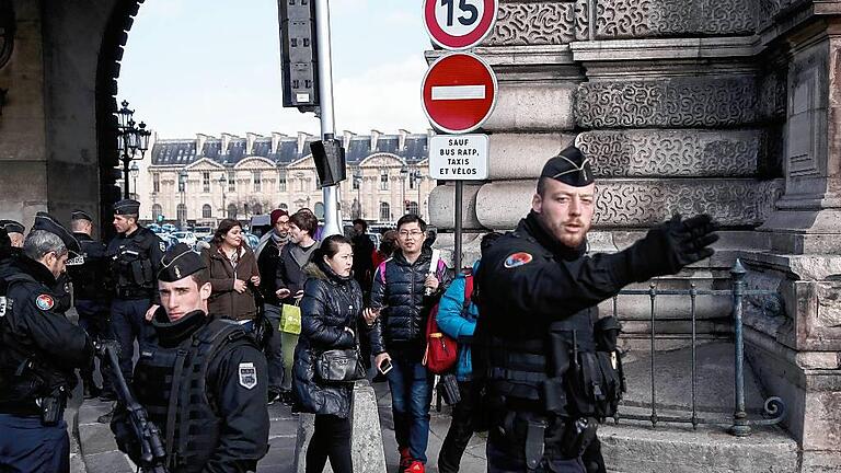 Zwischenfall Pariser Louvre       -  Besucher verlassen begleitet von bewaffneten Polizisten das Louvre Museum in Paris.