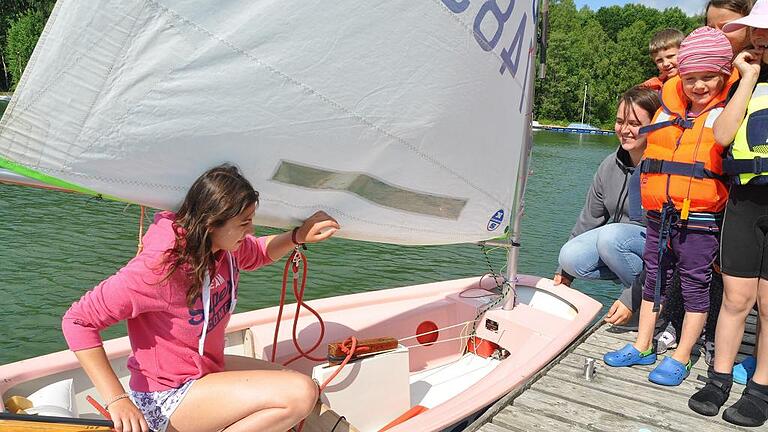 Auch das Ankommen am Steg muss geübt werden. 24 Kinder machen beim Segelkurs auf dem Ellertshäuser See mit.