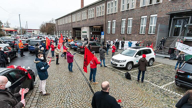 Mit einem lauten Hup- und Pfeifkonzert protestierten Schaeffler-Beschäftigte am Freitagmittag vor dem Werk in Schweinfurt gegen Standortschließungen und Arbeitsplatzabbau.