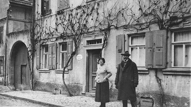 Hermann und Babette Rothschild stehen vor ihrem Wohnhaus in der heutigen Rügshöfer Straße 15 (damals Hindenburgstraße) in Gerolzhofen.