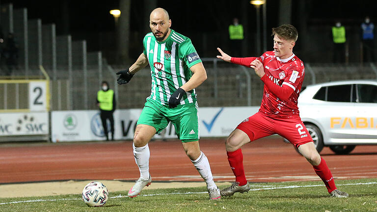 Adam Jabiri (1. FC Schweinfurt 05) und Dennis Waidner (FC Würzburger Kickers) beim letzten Aufeinandertreffen der beiden Mannschaften im März 2022.