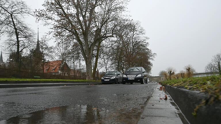 Das Ochsenfurter Mainufer zwischen den beiden Brücken soll zu einem Park mit Uferpromende umgestaltet werden. Auf der Mainuferstraße sollen weiterhin die Autos fahren dürfen.&nbsp;