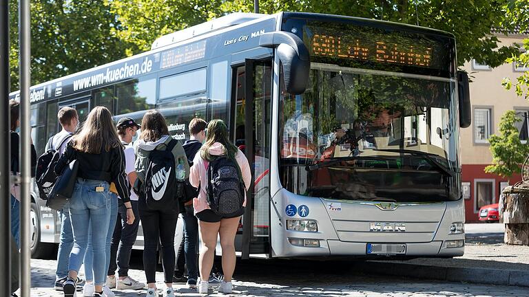 Fahren die Schulbusse am Montag? Die Gewerkschaften haben für den öffentlichen Nahverkehr deutschlandweit Streiks angekündigt. Nach Angaben des Landratsamts sind Strecken, die von privaten Busunternehmen in Main-Spessart gefahren werden, etwa die von Marktheidenfeld nach Lohr, nicht betroffen. (Archivbild)