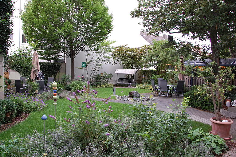 Der idyllische Garten der Palliativstation ist für die Patientinnen und Patienten eine Oase der Ruhe. Der idyllische Garten der Palliativstation ist für die Patientinnen und Patienten eine Oase der Ruhe.