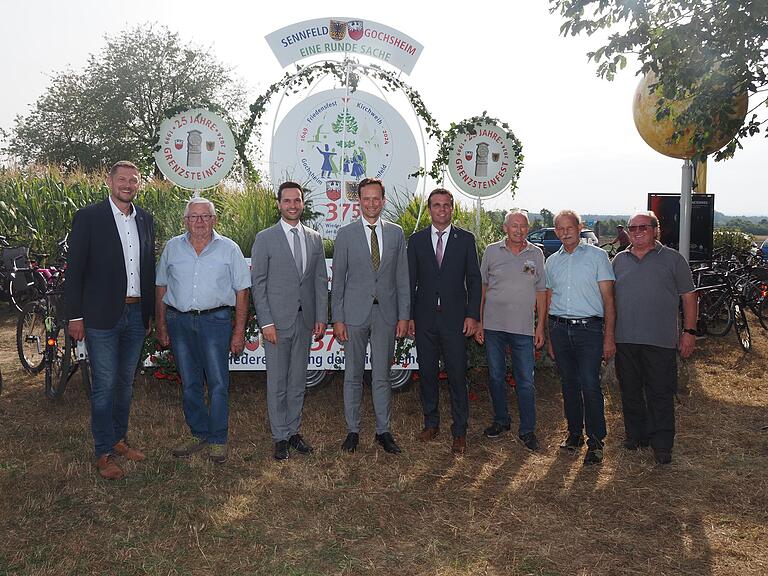 Ein Platz an der Sonne: Am Planetenweg feierten (Mitte von links) Bürgermeister Manuel Kneuer (Gochsheim), Landrat Florian Töpper, Rathauschef Oliver Schulze (Sennfeld) und Willi Hartling (Geschichtlicher Arbeitskreis Sennfeld/Gochsheim) mit Nachbarn und Ortsgeschichtlern. Ein Platz an der Sonne: Am Planetenweg feierten (Mitte von links) Bürgermeister Manuel Kneuer (Gochsheim), Landrat Florian Töpper, Rathauschef Oliver Schulze (Sennfeld) und Willi Hartling (Geschichtlicher Arbeitskreis Sennfeld/Gochsheim) mit Nachbarn und Ortsgeschichtlern.