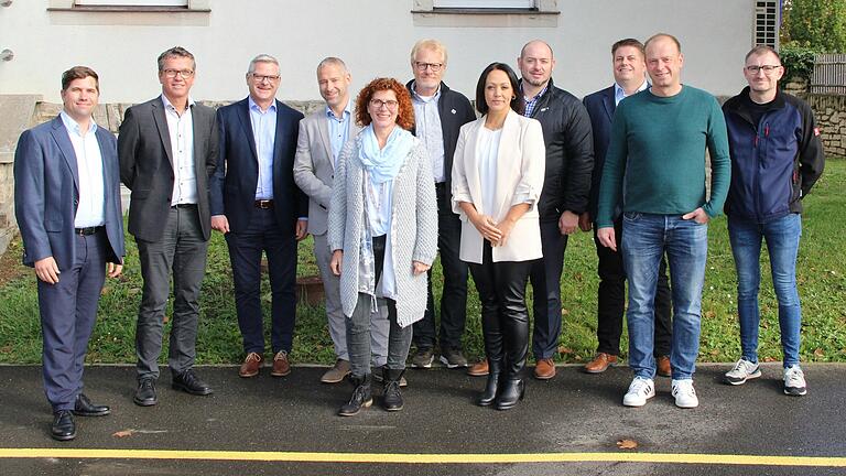 Das Foto zeigt (v.l.) Andre Domin, Andreas Holleber, Ralf Kamisek, Robert Bartsch, Antje Gotthold (40 J.), Frank Kieser (45 J.), Inessa Gustin (25 J.), Peter Wenz (25. J.), Robert Ströbel, Roland Reinlein (25 J.),  Michael Henninger  Es fehlt Martin Schindler (40 J.)