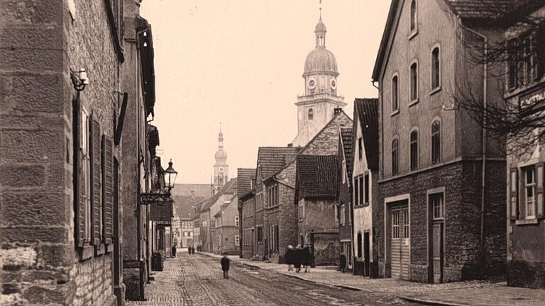Einst stolze Handwerkerstraße: die Fischergasse um 1940. Einst stolze Handwerkerstraße: die Fischergasse um 1940.