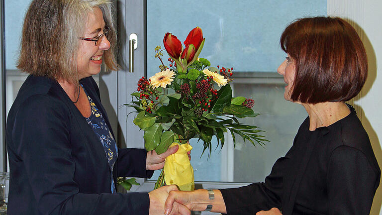 Oberstudiendirektorin Christine Hildebrandt, die Leiterin des Staatlichen Beruflichen Schulzentrums Würzburg (links), dankte Monika Wild für ihre Leistungen als Leiterin der Berufsfachschule für Diätassistenten des Uniklinikums Würzburg.