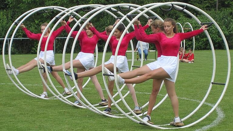 Grazil: Die Rhönrad-Turnerinnen der TG 48 Würzburg bei einer Show-Aufführung. Grazil: Die Rhönrad-Turnerinnen der TG 48 Würzburg bei einer Show-Aufführung.